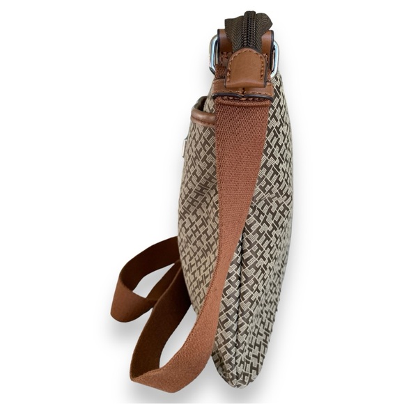 TOMMY HILFIGER GARDEN CLASSIC MEDIUM CROSSBODY GEO JACQUARD BAG - Picture 4 of 8